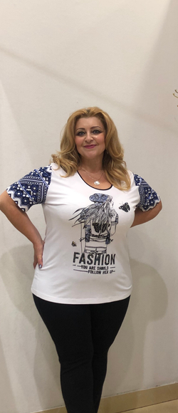 Белый блузон с короткими синими рукавами и крупным принтом