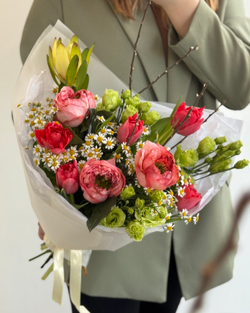 Весенний букет с лизиантусом, пионовидными розами и тюльпанами