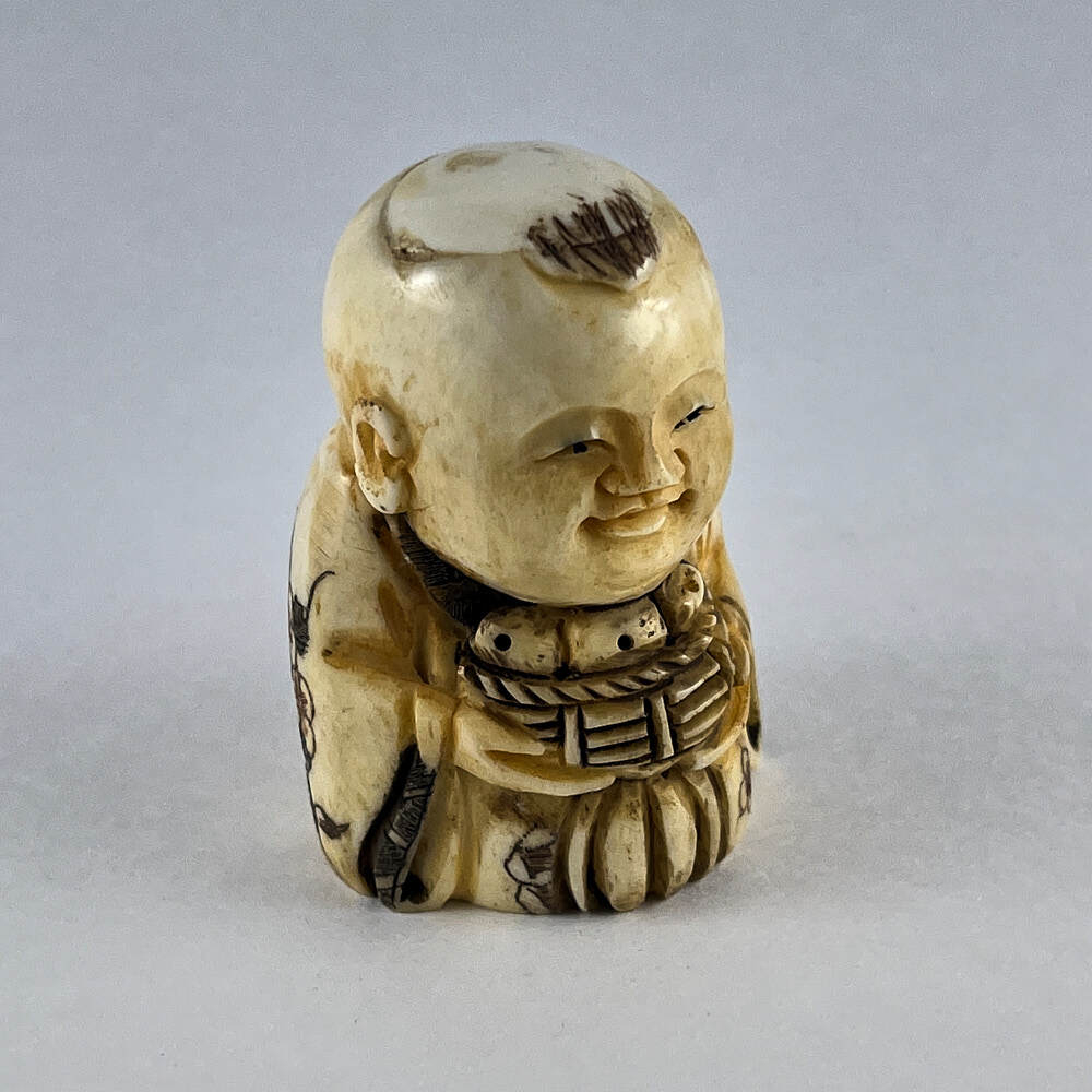 Статуэтка нэцкэ Ребенок Карако с кузовком рыбы