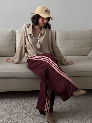 Широкие бордовые брюки с лампасами