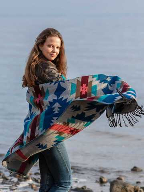 Палантин теплый с орнаментом Навахо
