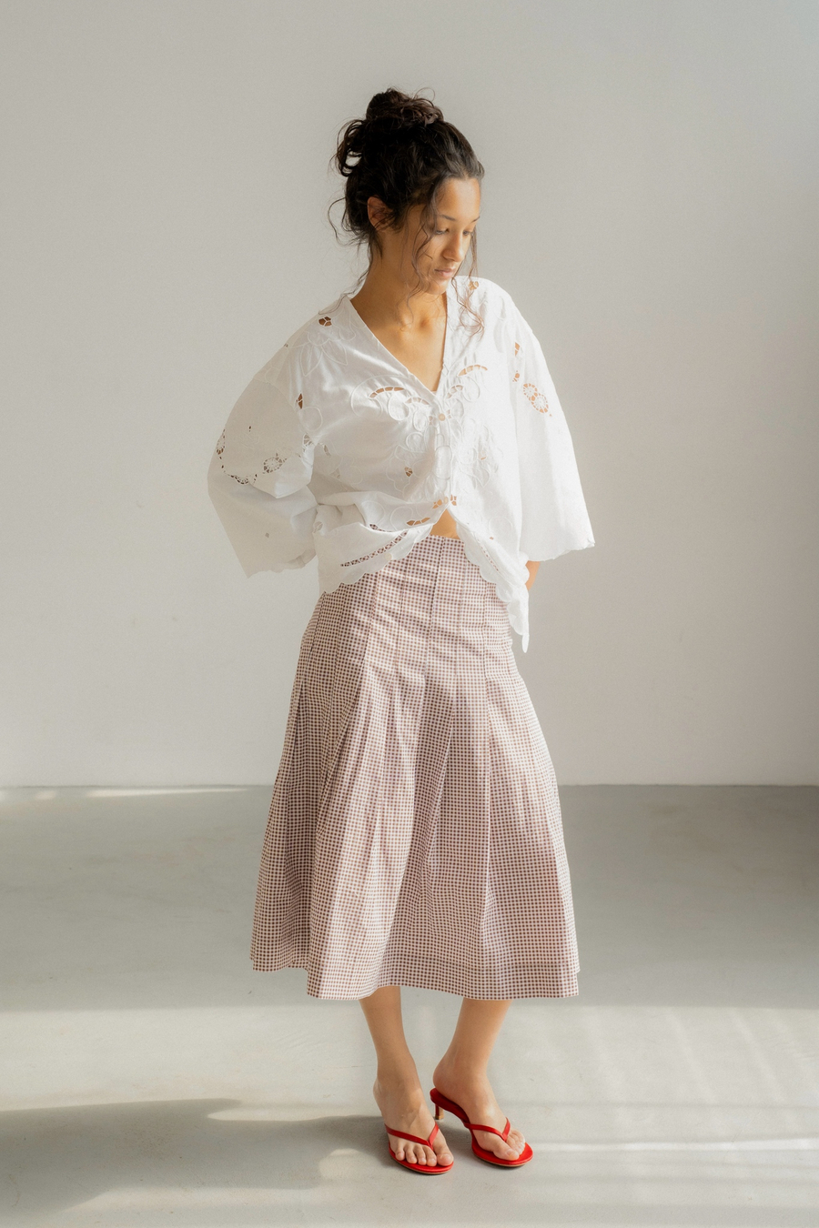 Свободная рубашка с глубоким вырезом