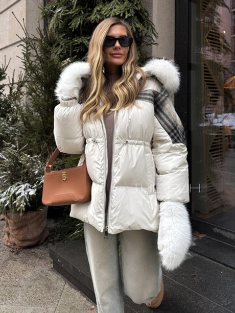 Белый комбинированный пуховик с мехом енота