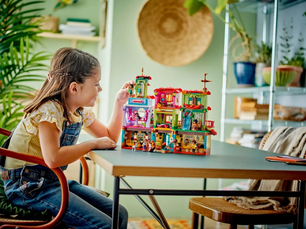 Конструктор LEGO Disney 43245 Волшебный дом семьи Мадригаль
