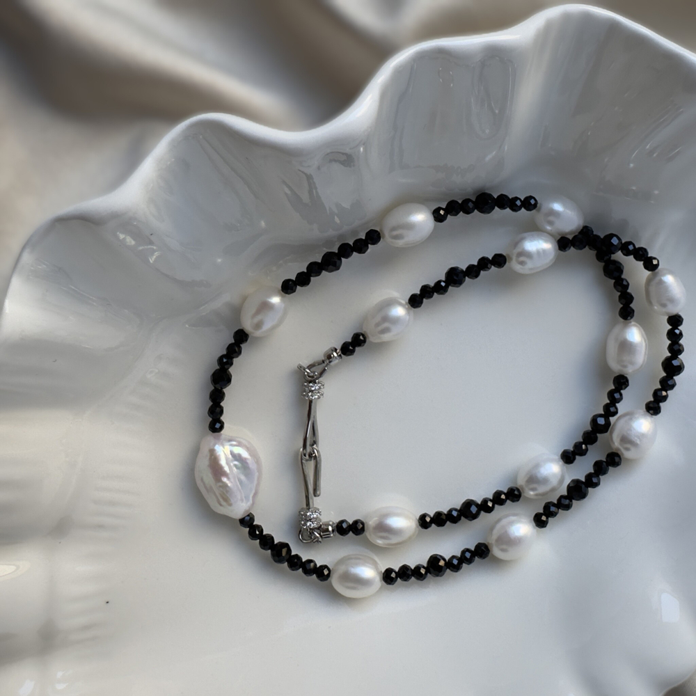 Комплект "Танец теней" с натуральным жемчугом и шпинелью