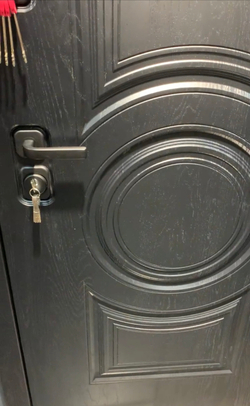 Входная металлическая дверь Лабиринт GRAND (Гранд) Альберо блэк / 13 Грей софт ( светло-серый без текстуры)