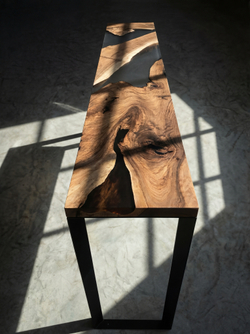 Барный стол из ореха со смолой