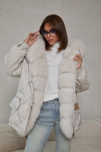 Стеганый пуховик в цвете айвори с мехом из песца