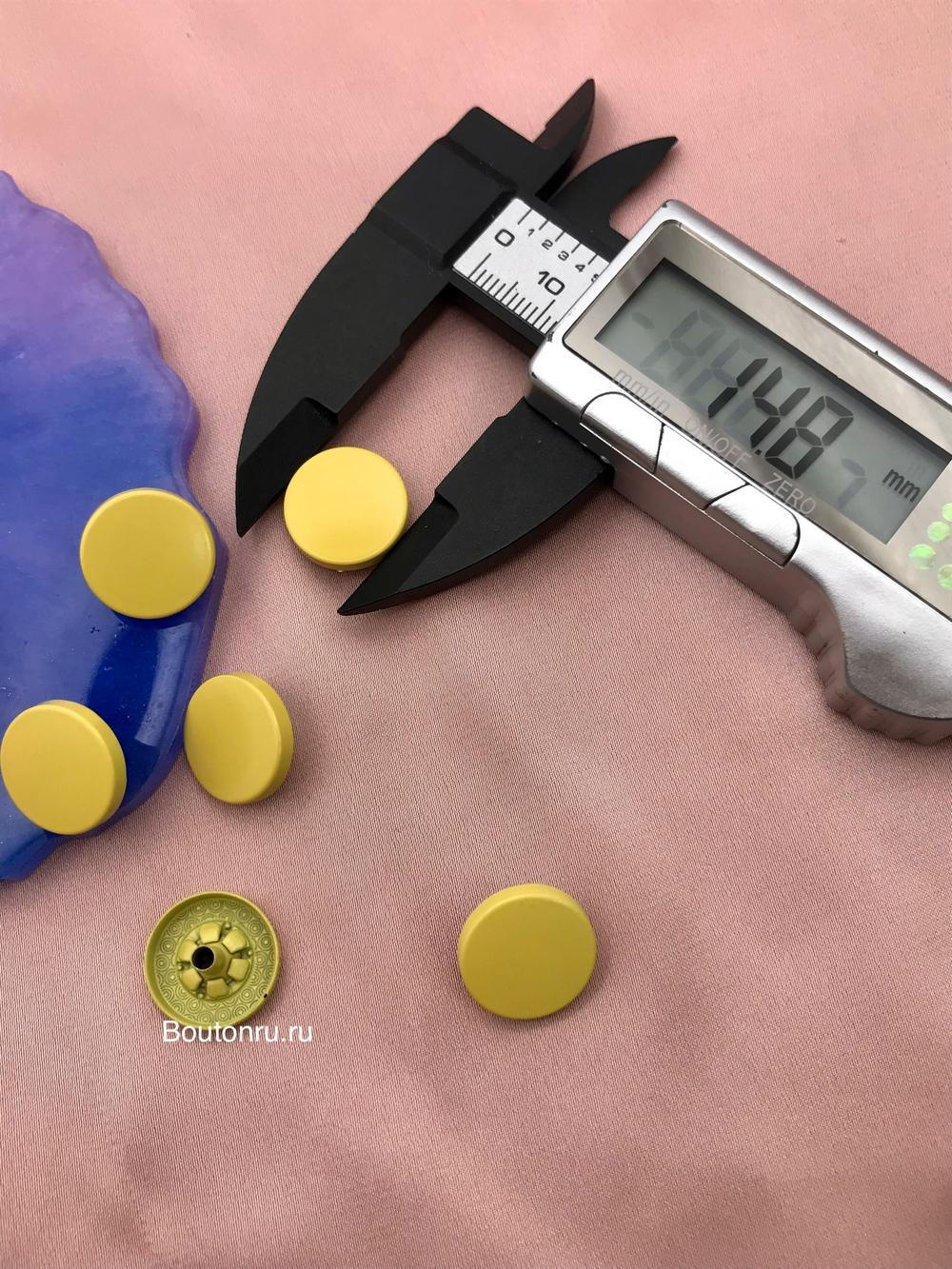 Шляпка под установочные кнопки желтая