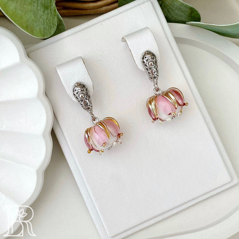 LEFIREL' Серьги серебряные женские "Весна" с цветами из муранского стекла / ювелирные украшения из родированного серебра 925