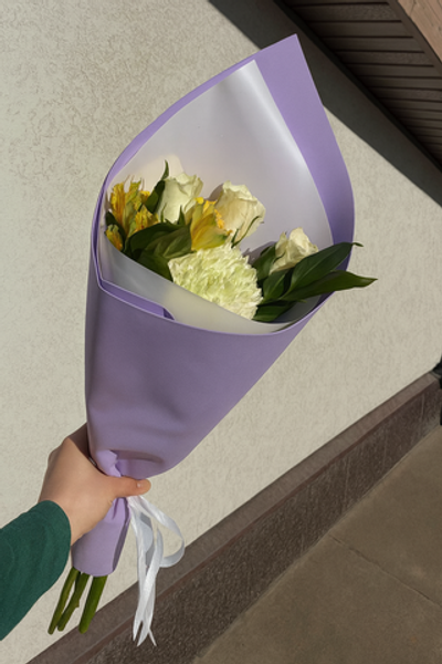 Букет с белыми розами, альстромерией и хризантемой