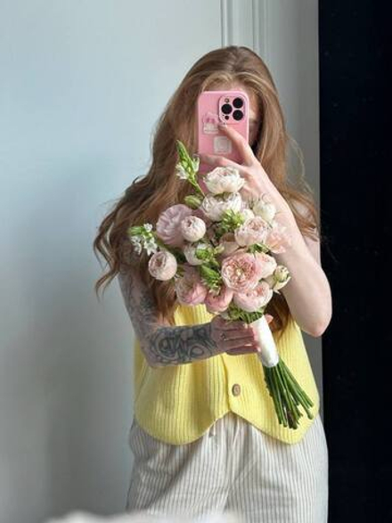 Свадебный букет из кустовых пионовидных роз, орнитогалума и эустомы