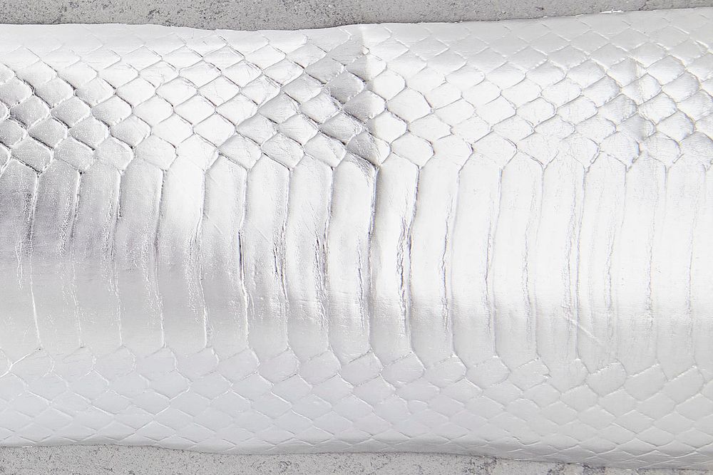 Кожа змеи 580×60-80мм (серебристая глянцевая)