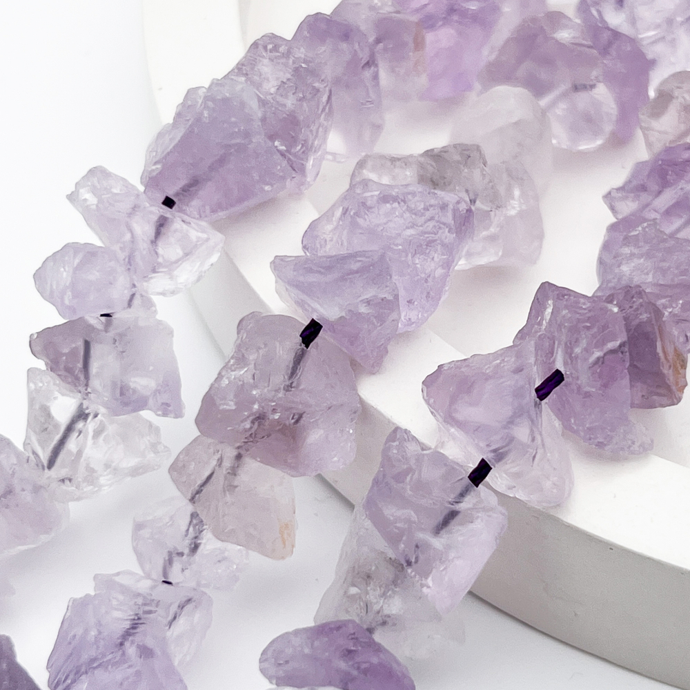 Аметист лавандовый необработанный бусины, размер около 6-9*11-13 мм, цена за 13 шт (1/4 нити)