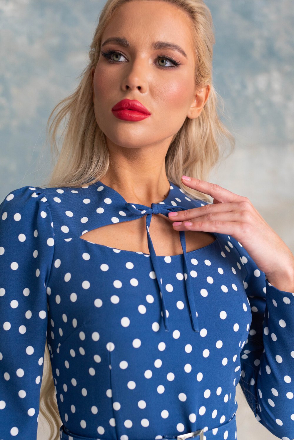 Платье в горошек синего цвета