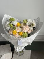 Сборный букет их хризантемы, нарциссов, вибурнума, кустовых пионовидных роз и ранункулюсов