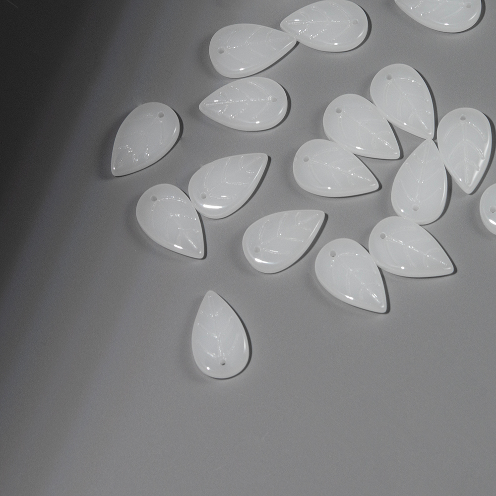 Подвеска резная "Листочек", 18*11мм, белая коралловая пудра