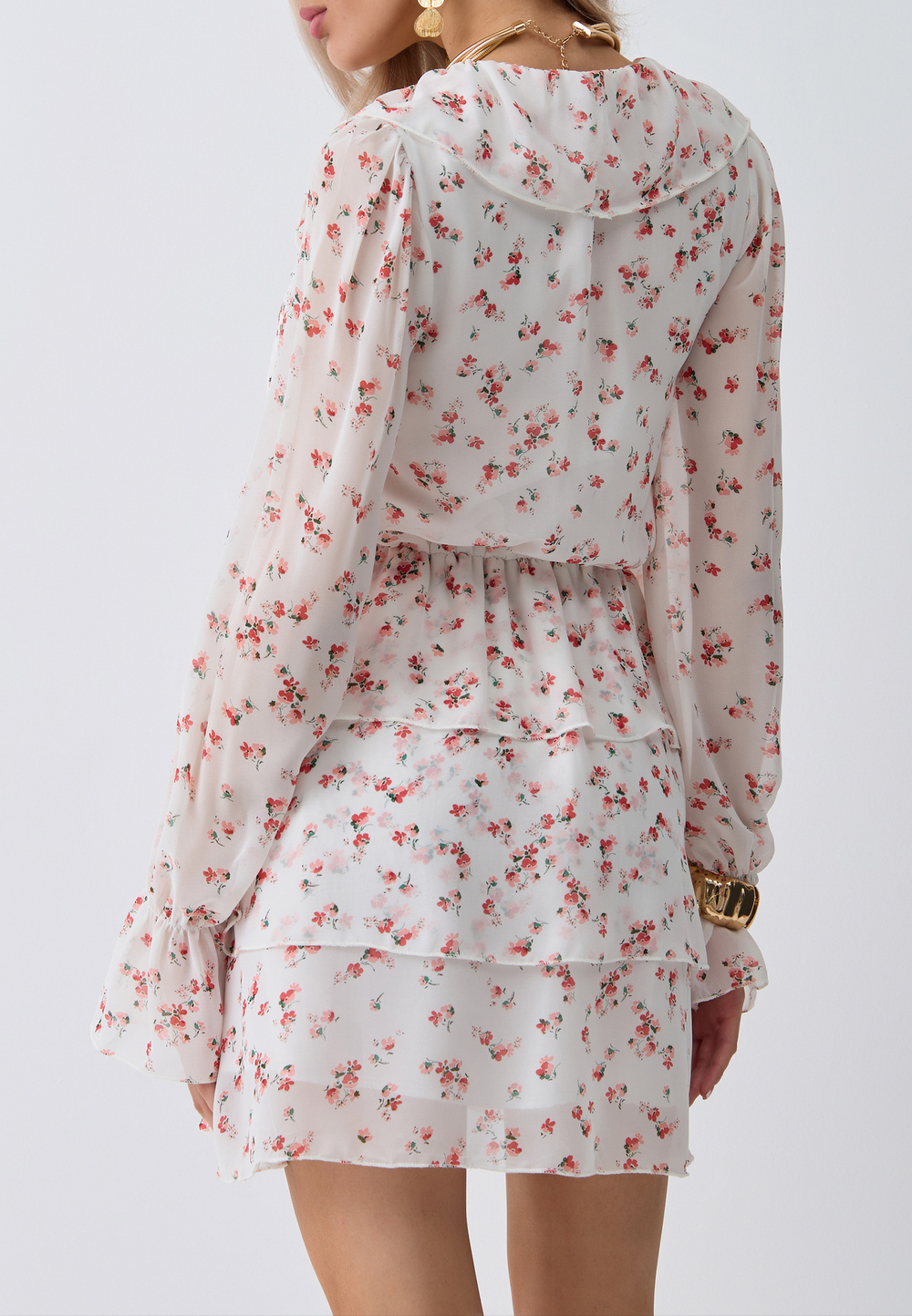 Платье с рюшами белое