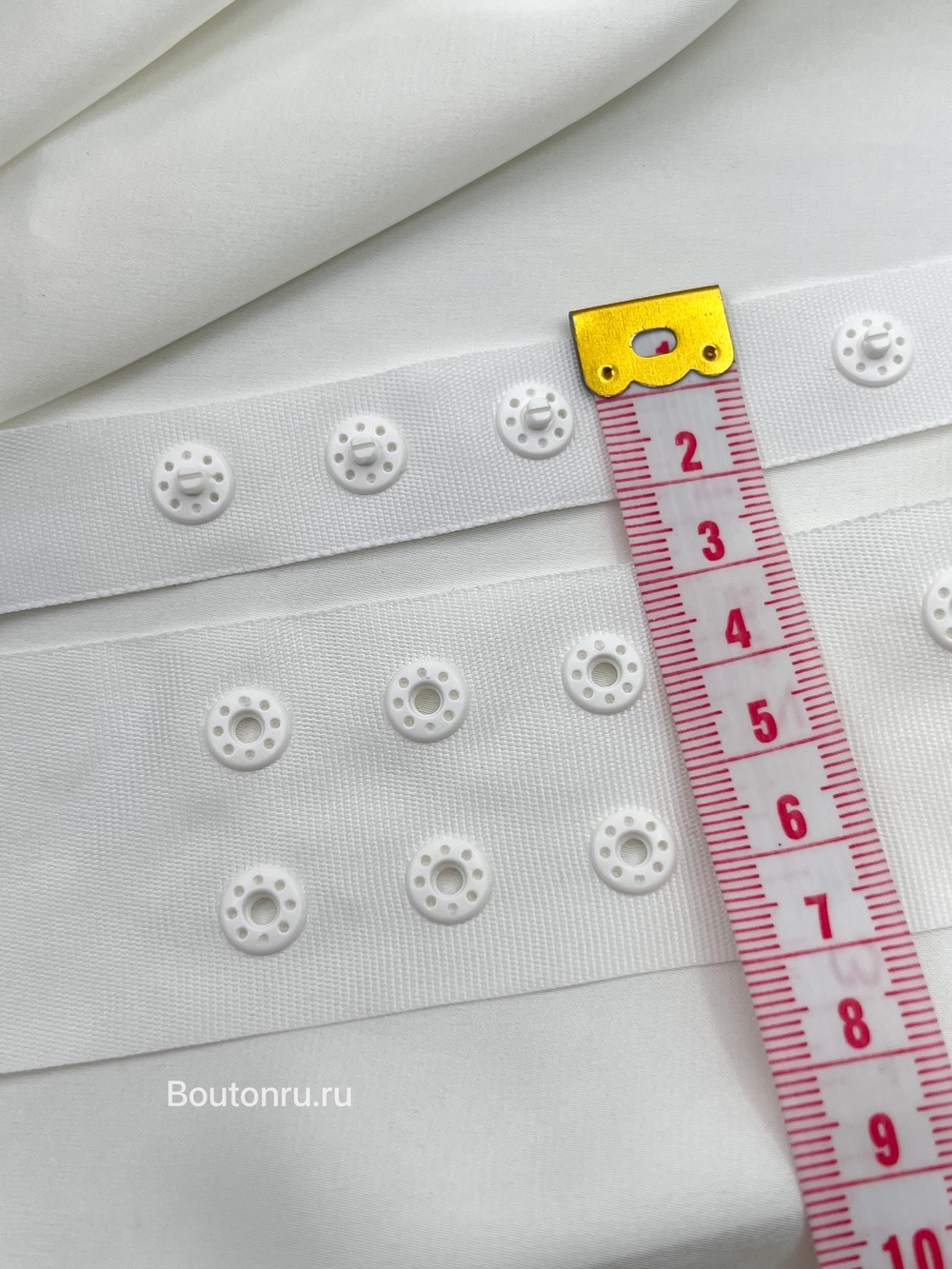 Тесьма с кнопками белая широкая
