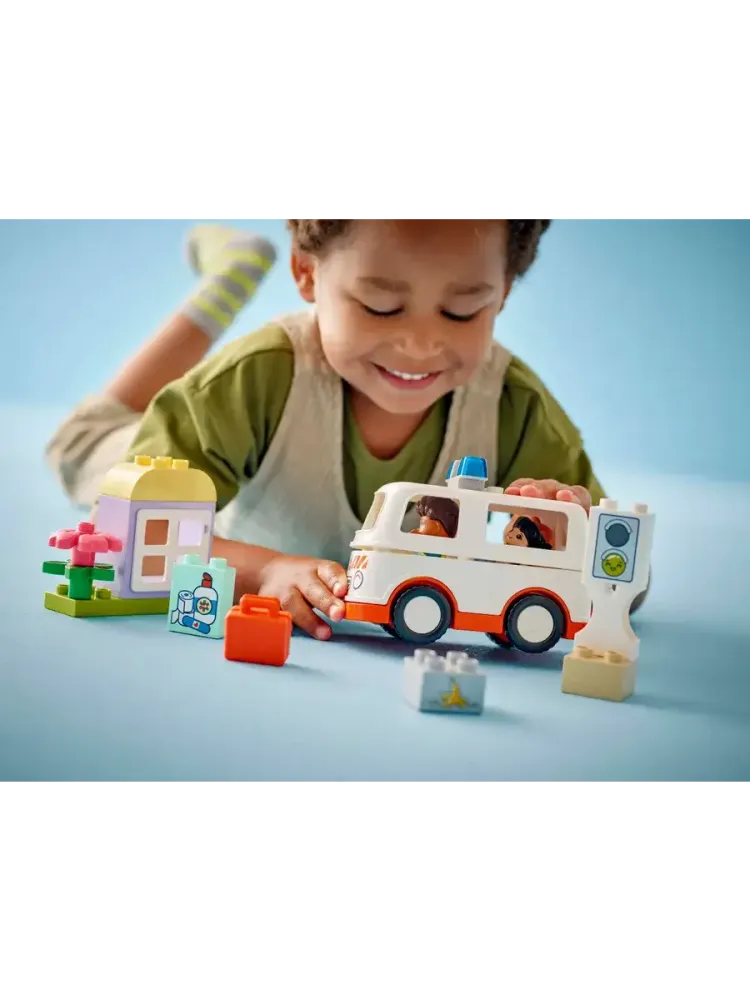 Конструктор DUPLO 10447 Машина скорой помощи с водителем