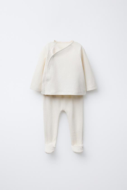 ZARA КОМПЛЕКТ ИЗ ФУТБОЛКИ И ЛЕГИНСОВ С РЕЛЬЕФНЫМ УЗОРОМ, ЭКРЮ