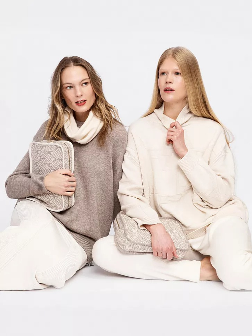 Набор (шарф, шапка, носки, косметичка) женский FREE AGE