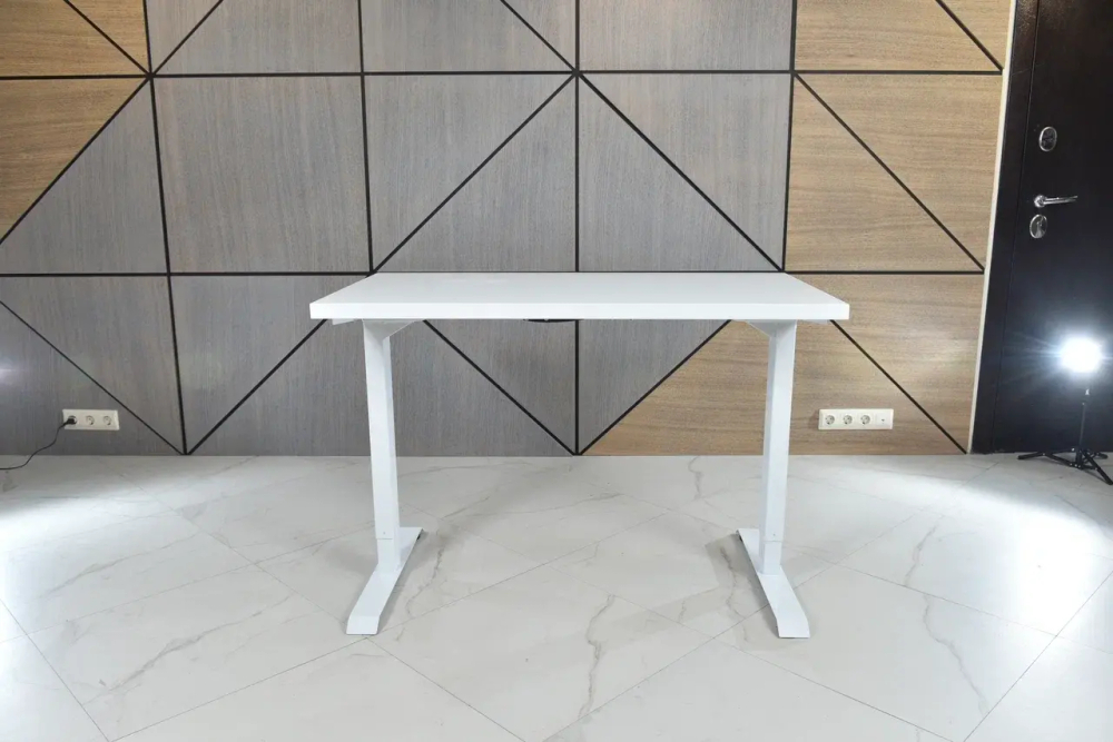 Регулируемый компьютерный стол Bazalt с регулировкой по высоте — столешница МДФ Белый