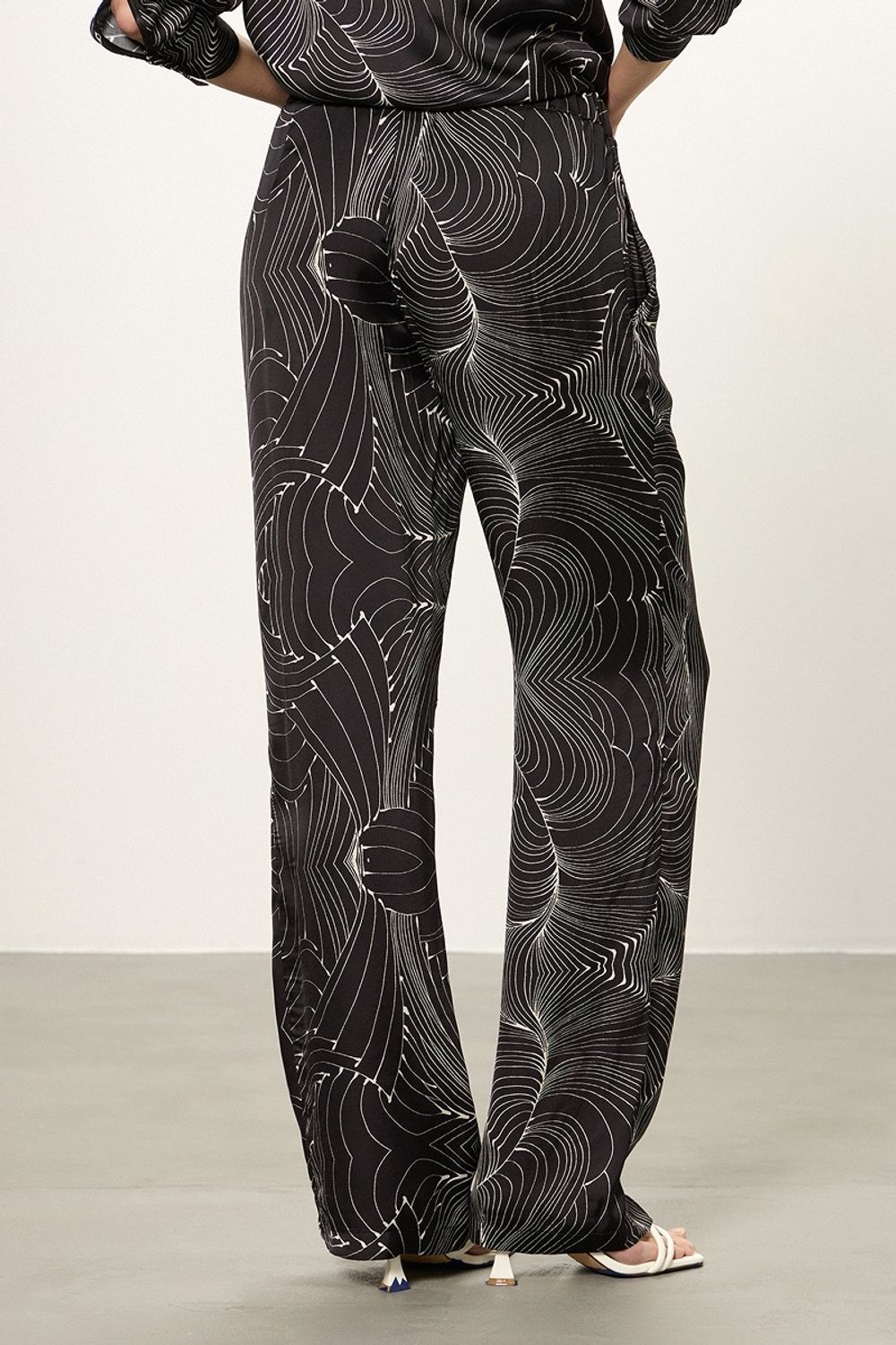 Брюки Палаццо на резинке черно-белый принт вискоза