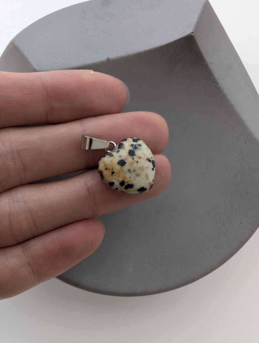 Подвеска сердце далматиновая яшма, 16мм