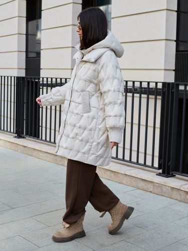 Светло-бежевый удлиненный пуховик с манишкой-капюшоном