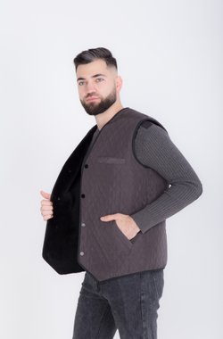 Утепленный мужской жилет из овчины