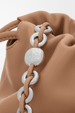 Loewe Сумка Flamenco среднего размера из мягкой кожи ягненка наппа, мокко