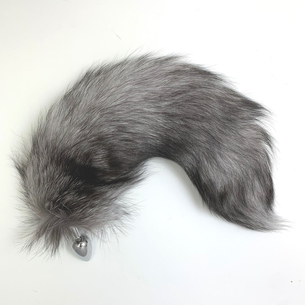 Серебристая металлическая анальная пробка с черно-голубым хвостом - размер М (Цвет: серебристый)