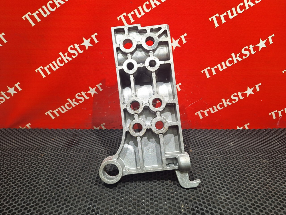 Кронштейн бампера левый 2018г.