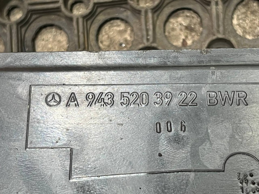 Шумоизоляция двигателя правая