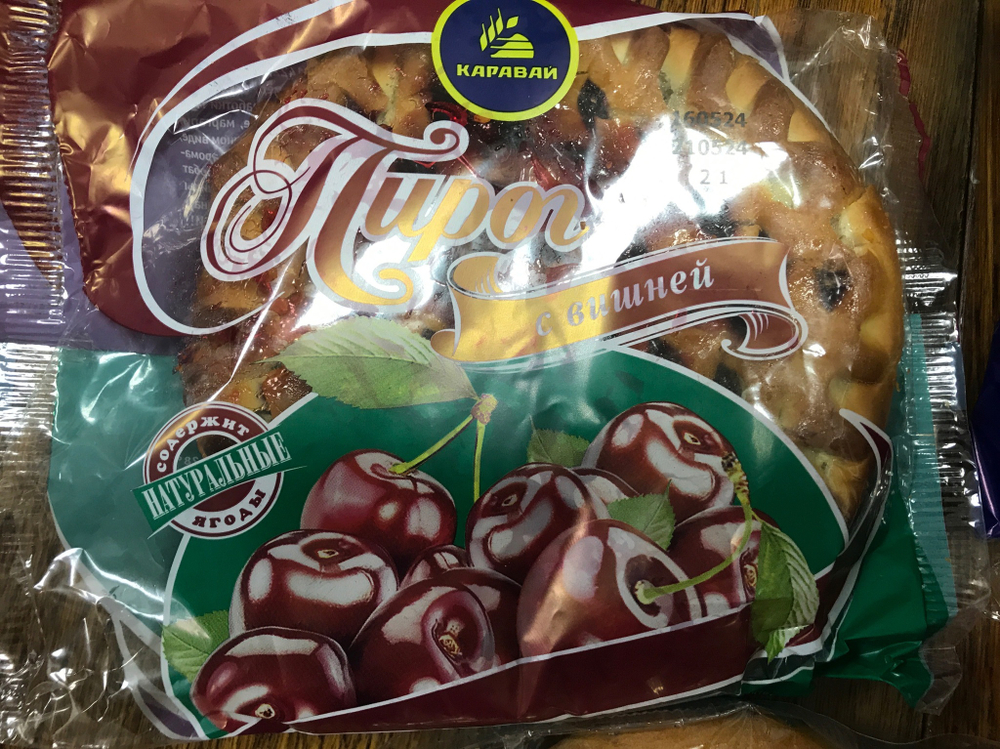 Пирог с вишней каравай