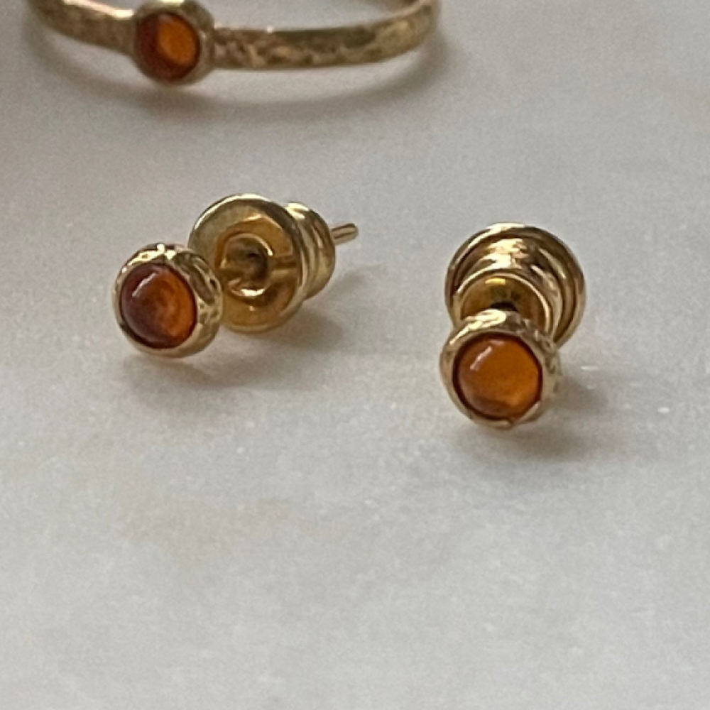 Пусеты битые с коньячным янтарем, позолота