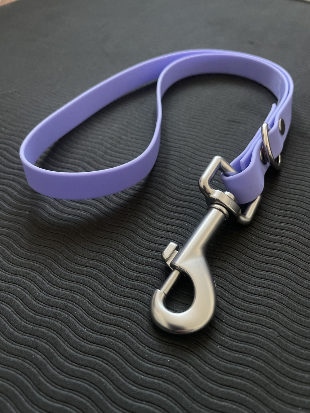 Водилка из биотана , 20 мм , 35 см. Карабин авиационный , черный.