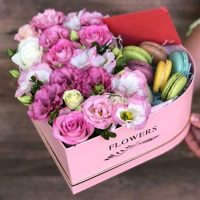 Вкусная цветочная композиция с макаруни