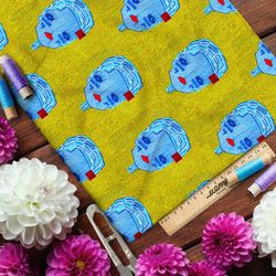 Ткань лён синие кукольные головы на жёлтом фоне