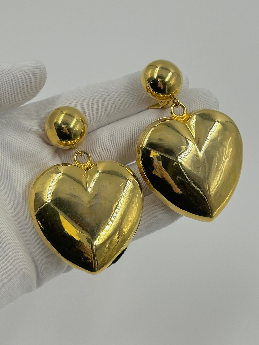 Массивные клипсы с подвесками в виде сердец Moschino