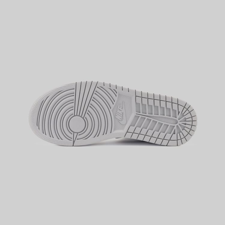 Кроссовки Jordan 1 Mid Light Smoke Grey артикул:554724-092 - купить в магазине Дайс