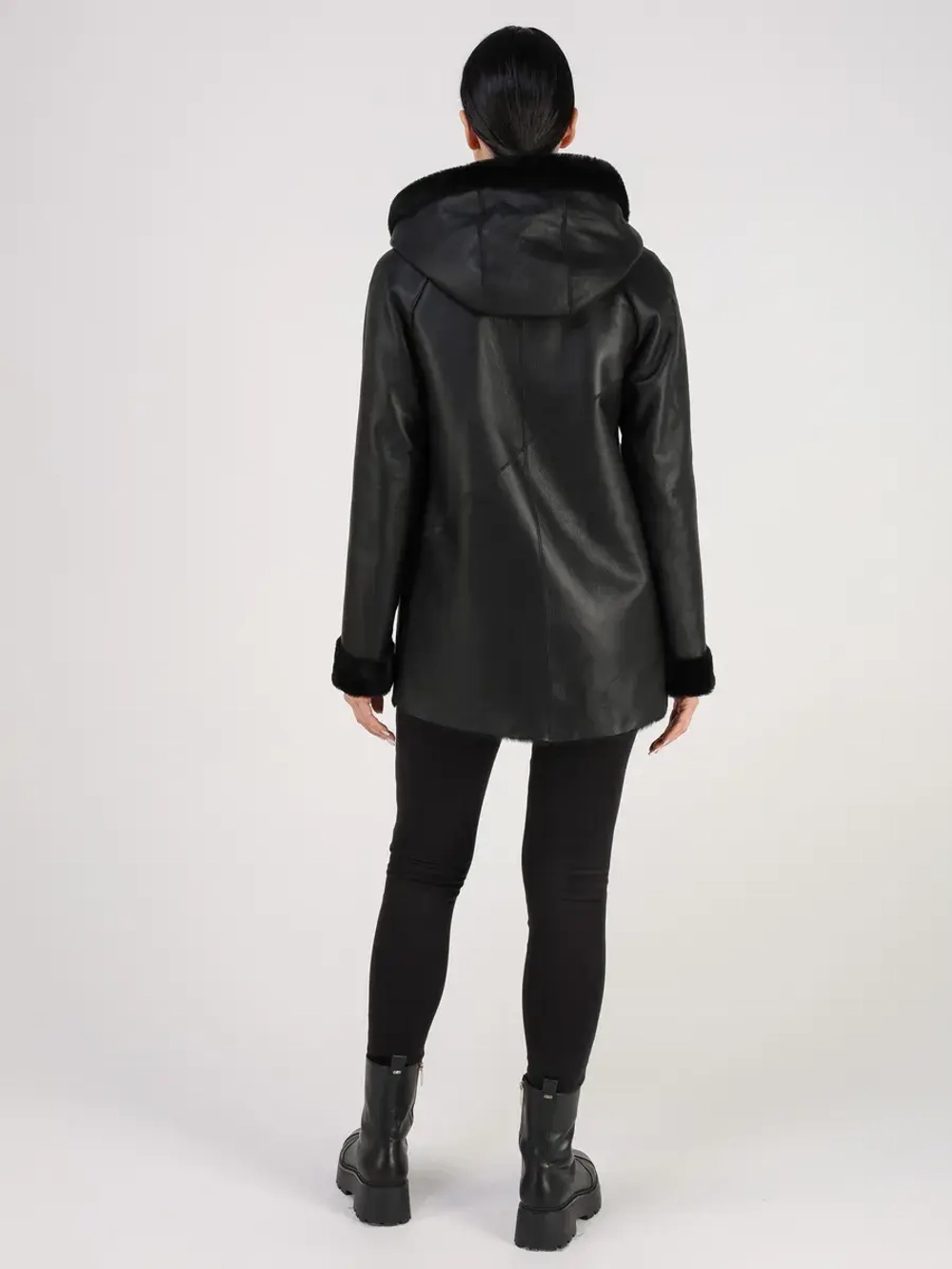 Дубленка зимняя натуральная с капюшоном