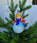 Девочка со снежком ёлочная игрушка из фарфора