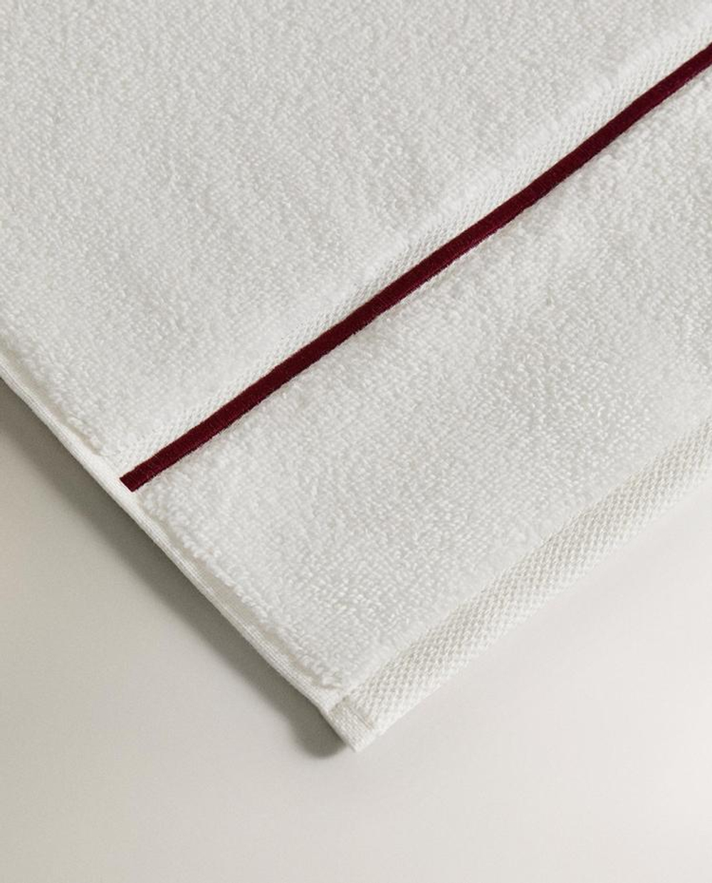 ZARA HOME БАННОЕ ПОЛОТЕНЦЕ С ВЫШИТЫМ КРАЕМ, БОРДОВЫЙ