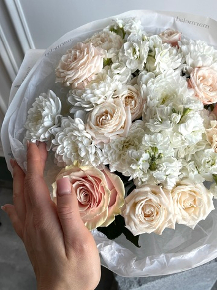 Сборный букет из хризантемы, маттиолы, кустовых пионовидных роз и диантусов крем мал