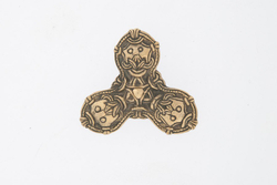 Фибула. Скандинавия 9-10 в. (трилистник)