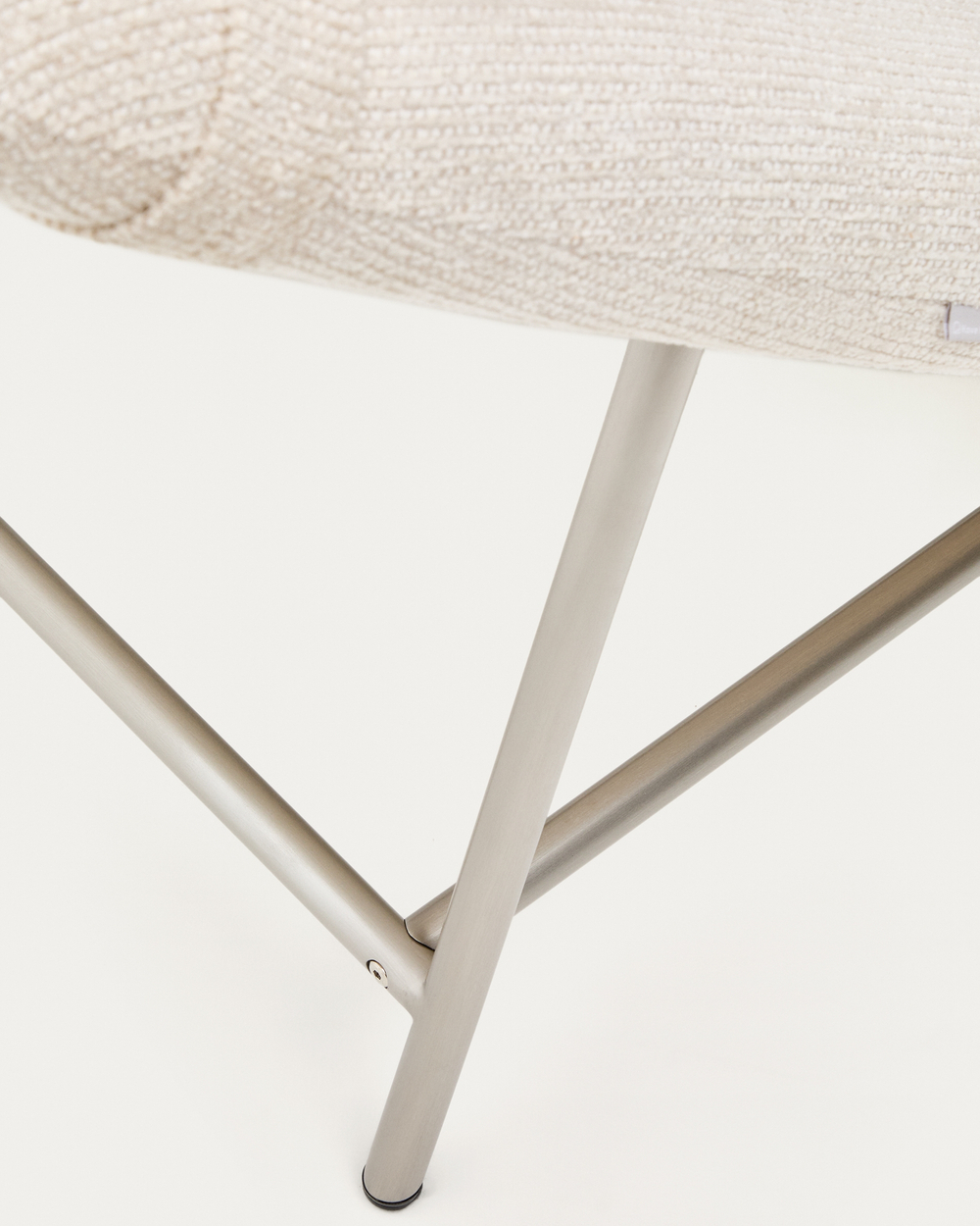 Кушетка Osla из бежевого шенилла с ножками из стали