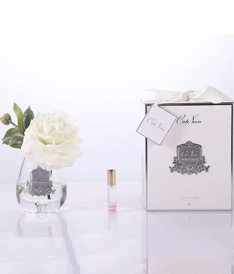 Роза чайная цвета слоновая кость в прозрачной вазе, Cote Noire