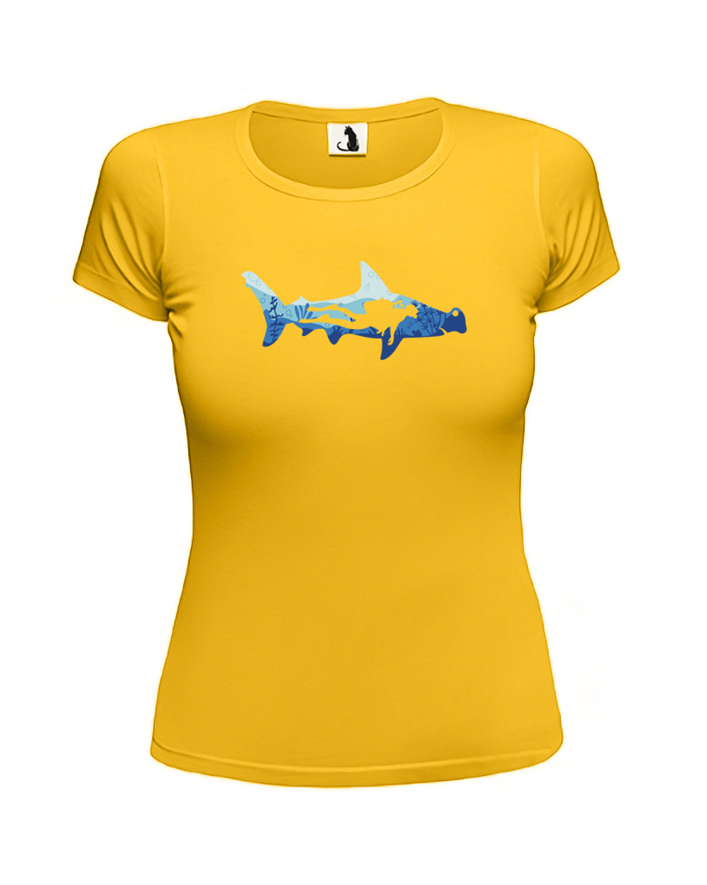 Футболка с акулой-молотом и водолазом женская приталенная желтая